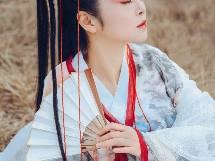 Bộ ảnh các em gái lớp 5 6 che mặt cute nhí nhảnh