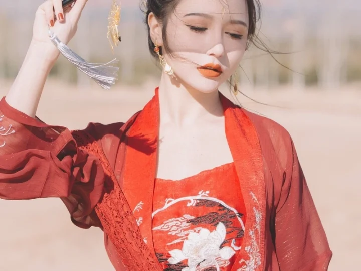 Ảnh Hồng Nhung cổ trang ngọt ngào